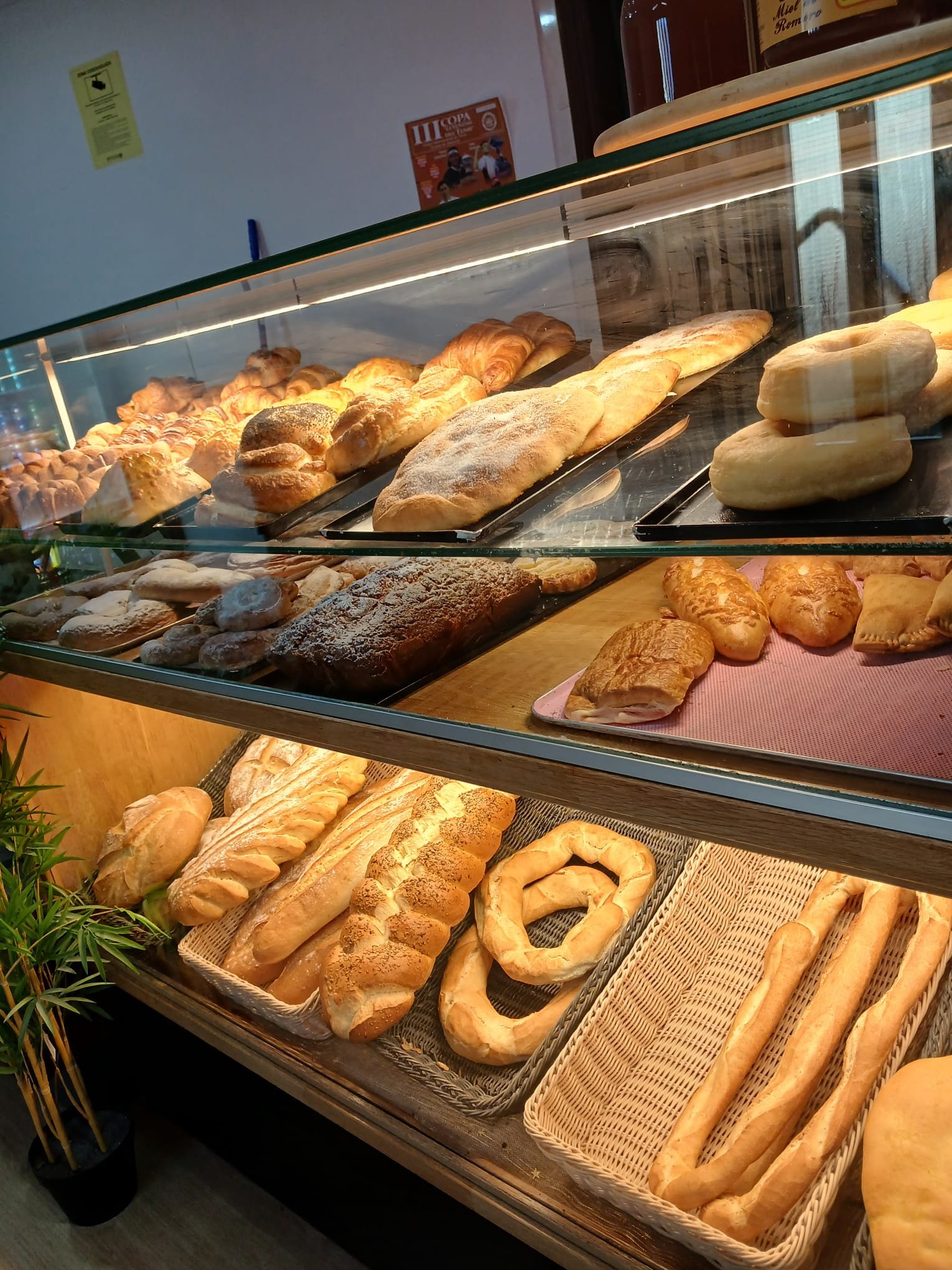 barras de pan y pasteles en panaderia