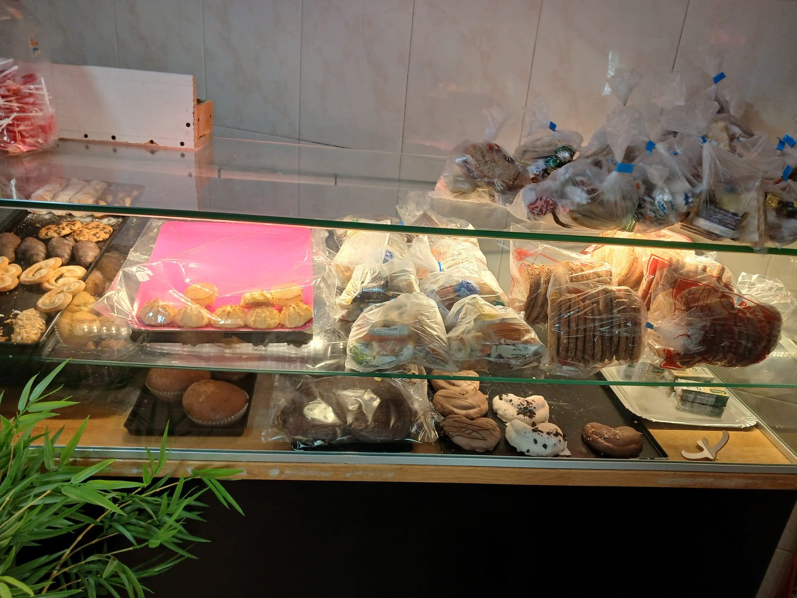 Mostrador de panadería con pasteles